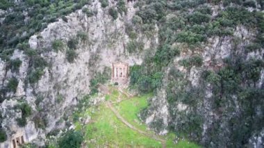 Fethiye 'deki Amyntas' ın dünyaca ünlü Unesco Mezarı 'nın insansız hava aracı görüntüsü. Taş, Lucian İmparatorluğu 'nun yeşil dağdaki mezarlarını kesmiş.