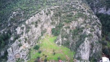 Fethiye 'deki Amyntas' ın dünyaca ünlü Unesco Mezarı 'nın insansız hava aracı görüntüsü. Taş, Lucian İmparatorluğu 'nun yeşil dağdaki mezarlarını kesmiş.