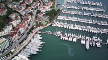 Fethiye şehri ve Fethiye limanı yat ve teknelerle dolu.