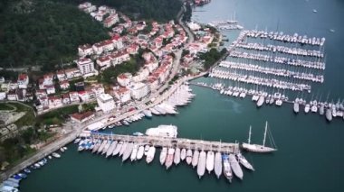 Fethiye şehri ve Fethiye limanı yat ve teknelerle dolu.