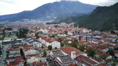 Fethiye şehri ve Fethiye limanı yat ve teknelerle dolu.