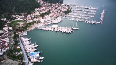 Fethiye şehri ve Fethiye limanı yat ve teknelerle dolu.