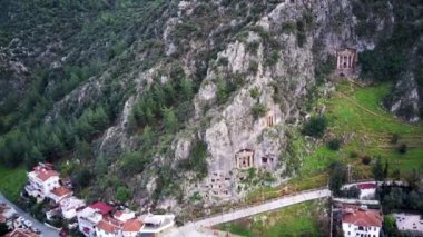 Fethiye 'deki Amyntas' ın dünyaca ünlü Unesco Mezarı 'nın insansız hava aracı görüntüsü. Taş, Lucian İmparatorluğu 'nun yeşil dağdaki mezarlarını kesmiş.