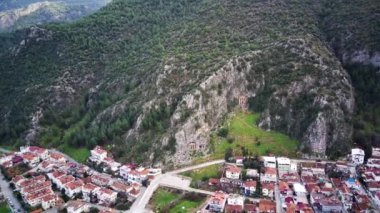 Fethiye 'deki Amyntas' ın dünyaca ünlü Unesco Mezarı 'nın insansız hava aracı görüntüsü. Taş, Lucian İmparatorluğu 'nun yeşil dağdaki mezarlarını kesmiş.