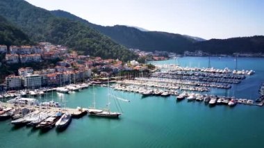 Fethiye şehri ve Fethiye limanı yat ve teknelerle dolu.