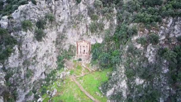 世界的に有名なユネスコ世界でのドローンビューフェティヤのアミンタスの墓 ロックは緑の山の中でルーカン帝国の墓を切断 — ストック動画