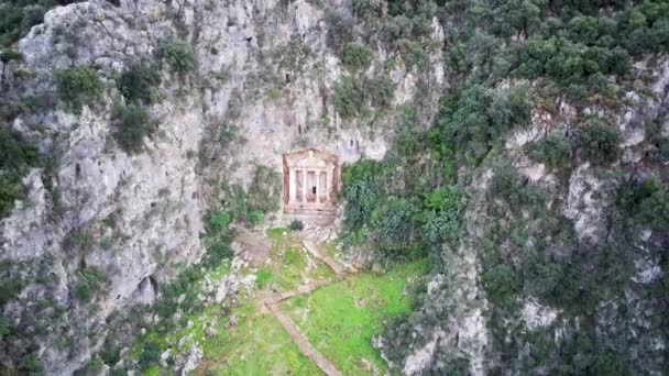 世界的に有名なユネスコ世界でのドローンビューフェティヤのアミンタスの墓 ロックは緑の山の中でルーカン帝国の墓を切断 — ストック動画