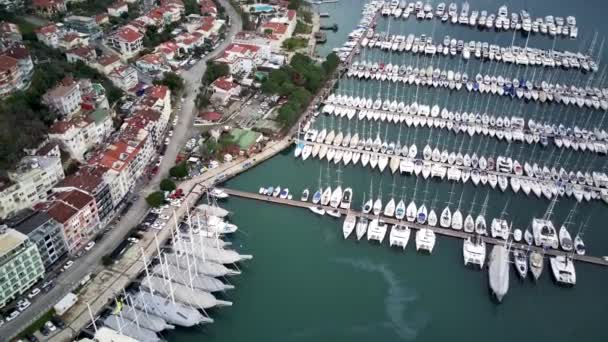 美しいフェティエ市とヨットやボートでいっぱいのフェティエ港のドローンビュー — ストック動画