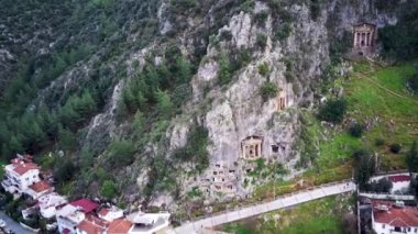 Fethiye şehri ve Fethiye limanı yat ve teknelerle dolu.