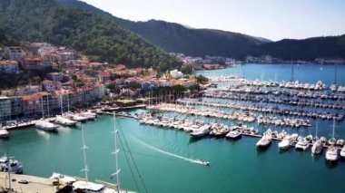 Fethiye şehri ve Fethiye limanı yat ve teknelerle dolu.