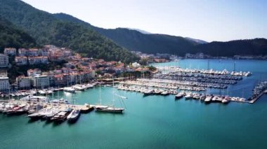 Fethiye şehri ve Fethiye limanı yat ve teknelerle dolu.