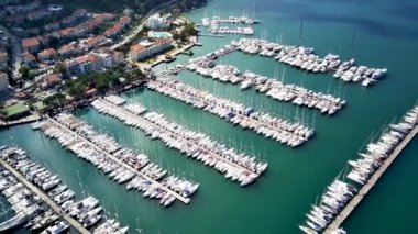 Fethiye şehri ve Fethiye limanı yat ve teknelerle dolu.