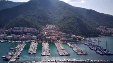 Fethiye şehri ve Fethiye limanı yat ve teknelerle dolu.