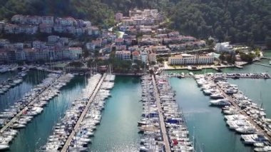 Fethiye şehri ve Fethiye limanı yat ve teknelerle dolu.
