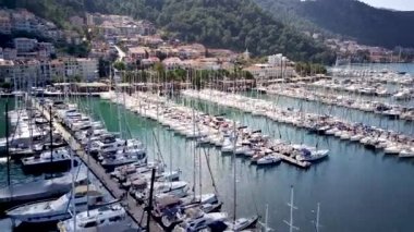 Fethiye şehri ve Fethiye limanı yat ve teknelerle dolu.