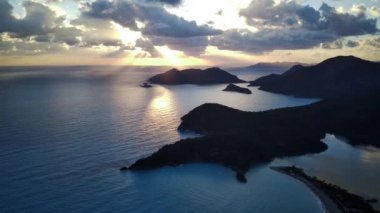 Oludeniz ve Fethiye 'nin doğal parkının insansız hava aracının muhteşem panoramik manzarası..