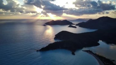 Oludeniz ve Fethiye 'nin doğal parkının insansız hava aracının muhteşem panoramik manzarası..