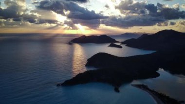 Oludeniz ve Fethiye 'nin doğal parkının insansız hava aracının muhteşem panoramik manzarası..
