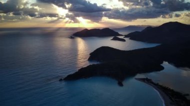 Oludeniz ve Fethiye 'nin doğal parkının insansız hava aracının muhteşem panoramik manzarası..