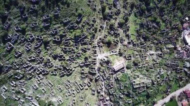 Olludeniz yakınlarındaki dünyaca ünlü Kayakoy hayalet kasabasının insansız hava aracı görüntüsü, Fethiye. Tepenin güzel yeşil yamacındaki antik şehir..