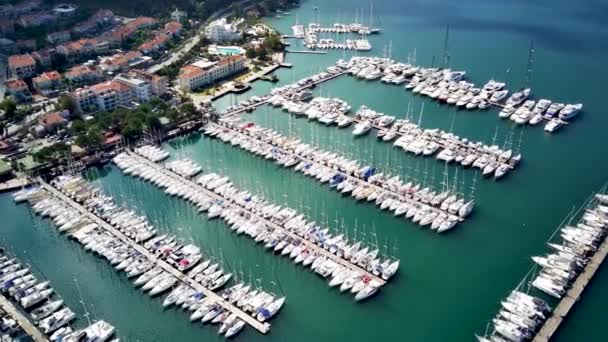 美しいフェティエ市とヨットやボートでいっぱいのフェティエ港のドローンビュー — ストック動画