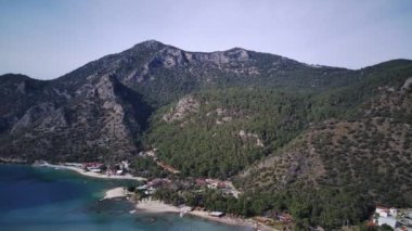 Oludeniz ve Fethiye 'nin doğal parkının insansız hava aracının muhteşem panoramik manzarası..