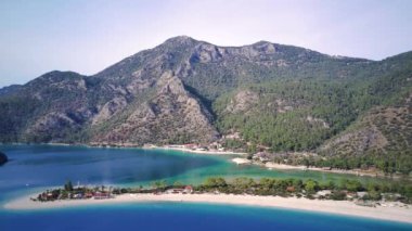 Oludeniz ve Fethiye 'nin doğal parkının insansız hava aracının muhteşem panoramik manzarası..