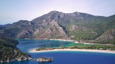 Oludeniz ve Fethiye 'nin doğal parkının insansız hava aracının muhteşem panoramik manzarası..