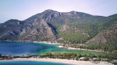 Oludeniz ve Fethiye 'nin doğal parkının insansız hava aracının muhteşem panoramik manzarası..