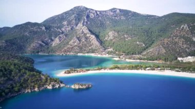Oludeniz ve Fethiye 'nin doğal parkının insansız hava aracının muhteşem panoramik manzarası..