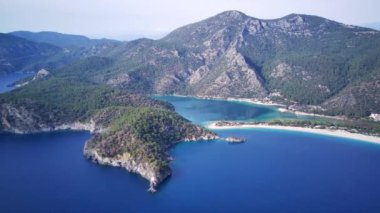 Oludeniz ve Fethiye 'nin doğal parkının insansız hava aracının muhteşem panoramik manzarası..