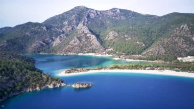 Oludeniz ve Fethiye 'nin doğal parkının insansız hava aracının muhteşem panoramik manzarası..