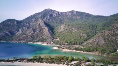 Oludeniz ve Fethiye 'nin doğal parkının insansız hava aracının muhteşem panoramik manzarası..