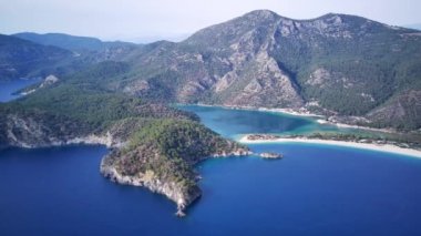 Oludeniz ve Fethiye 'nin doğal parkının insansız hava aracının muhteşem panoramik manzarası..