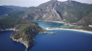 Oludeniz ve Fethiye 'nin doğal parkının insansız hava aracının muhteşem panoramik manzarası..