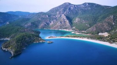Oludeniz ve Fethiye 'nin doğal parkının insansız hava aracının muhteşem panoramik manzarası..