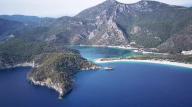 Oludeniz ve Fethiye 'nin doğal parkının insansız hava aracının muhteşem panoramik manzarası..
