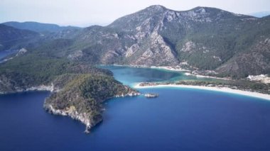 Oludeniz ve Fethiye 'nin doğal parkının insansız hava aracının muhteşem panoramik manzarası..