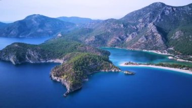 Oludeniz ve Fethiye 'nin doğal parkının insansız hava aracının muhteşem panoramik manzarası..