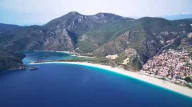 Oludeniz ve Fethiye 'nin doğal parkının insansız hava aracının muhteşem panoramik manzarası..