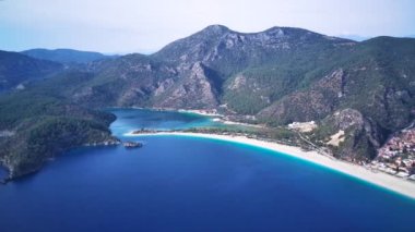 Oludeniz ve Fethiye 'nin doğal parkının insansız hava aracının muhteşem panoramik manzarası..
