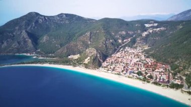 Oludeniz ve Fethiye 'nin doğal parkının insansız hava aracının muhteşem panoramik manzarası..
