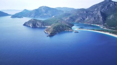 Oludeniz ve Fethiye 'nin doğal parkının insansız hava aracının muhteşem panoramik manzarası..