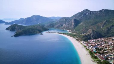 Oludeniz ve Fethiye 'nin doğal parkının insansız hava aracının muhteşem panoramik manzarası..