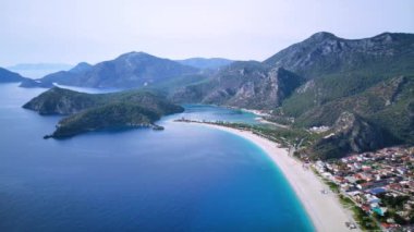 Oludeniz ve Fethiye 'nin doğal parkının insansız hava aracının muhteşem panoramik manzarası..