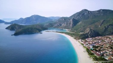 Oludeniz ve Fethiye 'nin doğal parkının insansız hava aracının muhteşem panoramik manzarası..