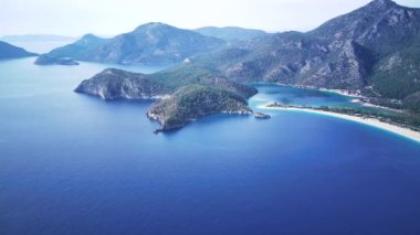 Oludeniz ve Fethiye 'nin doğal parkının insansız hava aracının muhteşem panoramik manzarası..