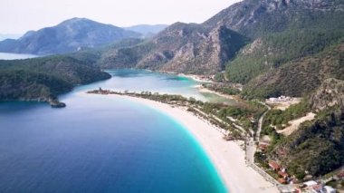 Oludeniz ve Fethiye 'nin doğal parkının insansız hava aracının muhteşem panoramik manzarası..
