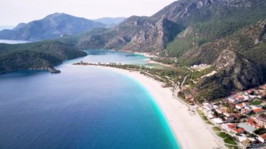 Oludeniz ve Fethiye 'nin doğal parkının insansız hava aracının muhteşem panoramik manzarası..