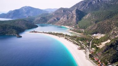Oludeniz ve Fethiye 'nin doğal parkının insansız hava aracının muhteşem panoramik manzarası..